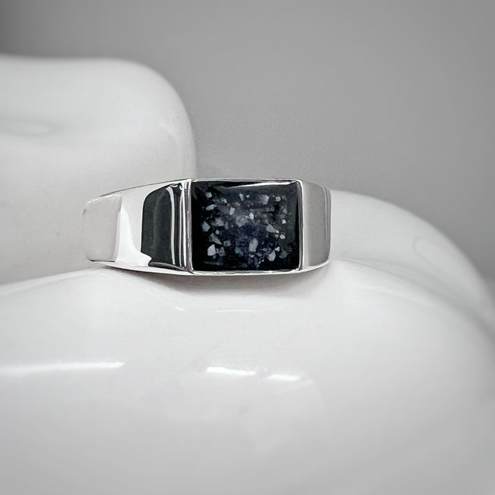 Men’s rectangle ashes ring