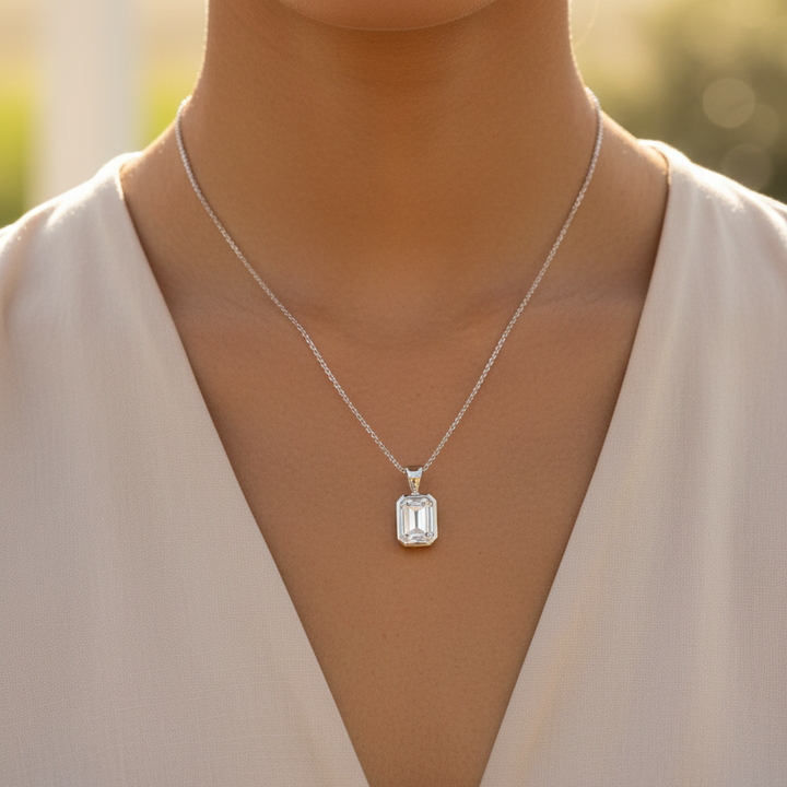 Woman wearing the elegance memorial jewellery ashes Emerald-cut necklace 